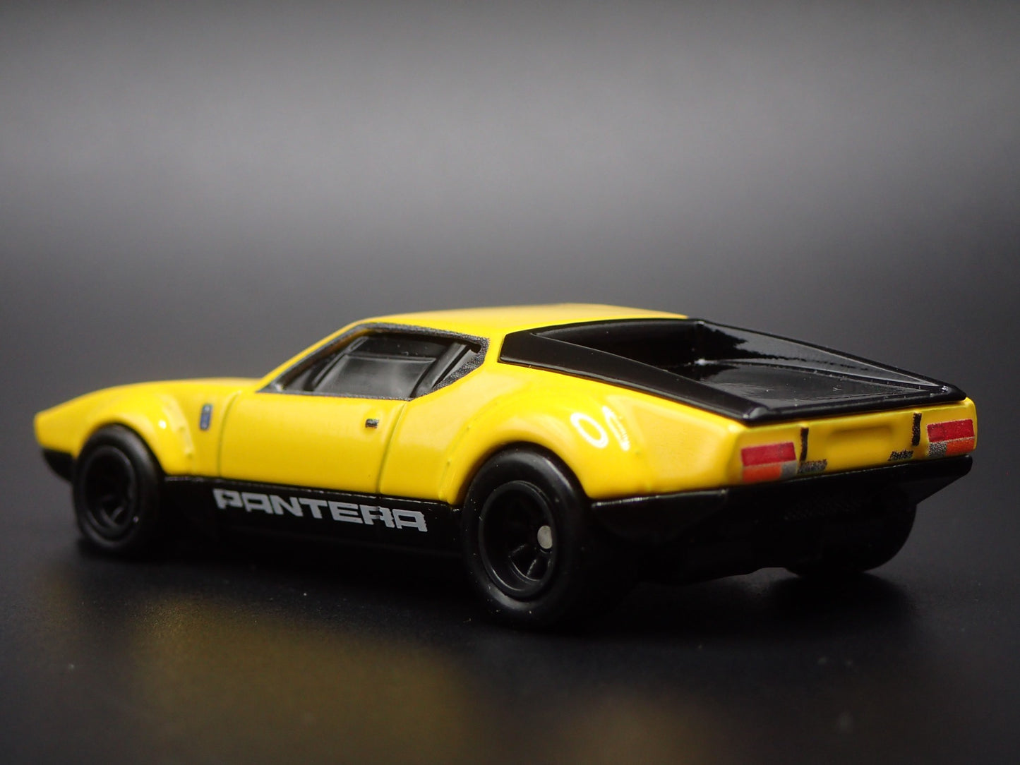 DE TOMASO PANTERA GRUPPO 4 1:64 SCALE COLLECTIBLE DIORAMA DIECAST MODEL CAR
