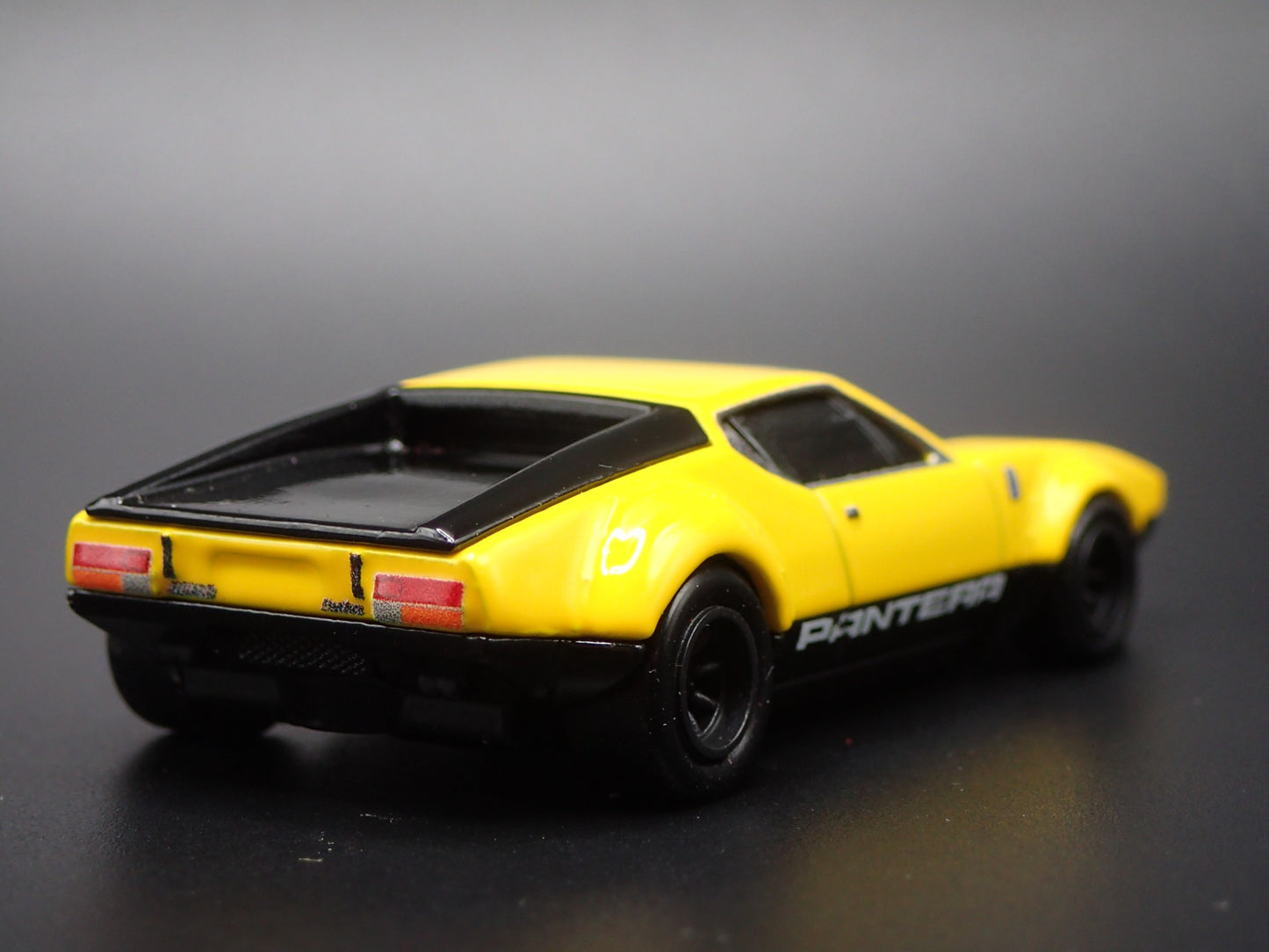DE TOMASO PANTERA GRUPPO 4 1:64 SCALE COLLECTIBLE DIORAMA DIECAST MODEL CAR