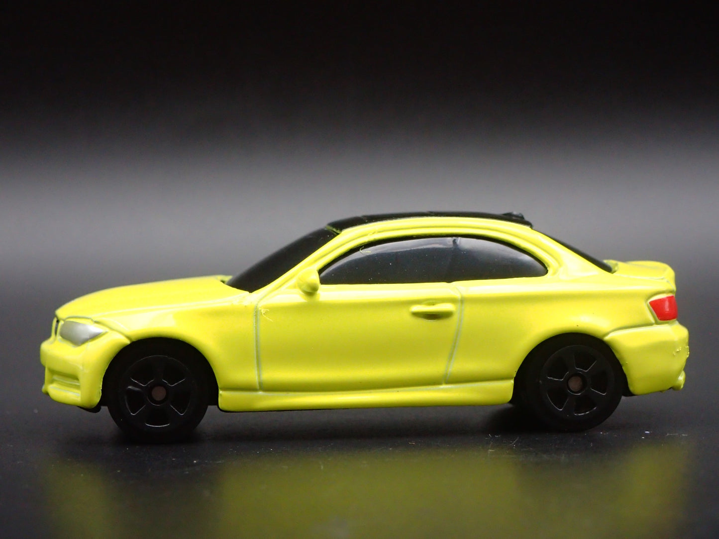 2004- 2010 BMW 1 COUPE E82 LIME 1:64 SCALE COLLECTIBLE DIORAMA DIECAST MODEL CAR
