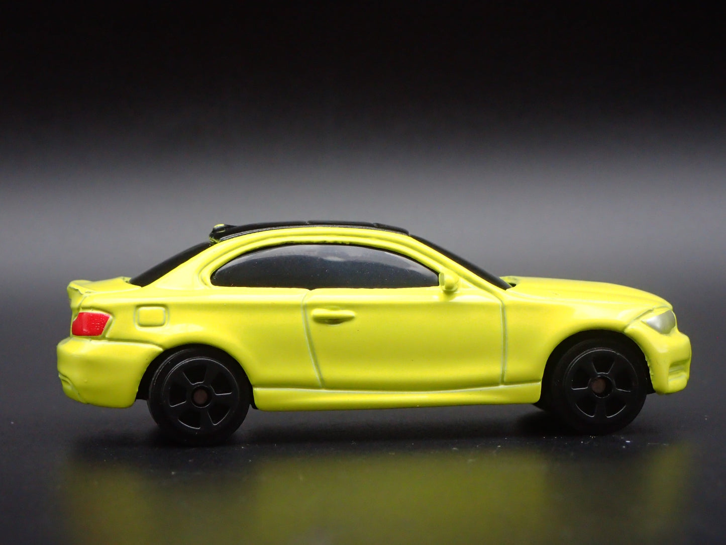 2004- 2010 BMW 1 COUPE E82 LIME 1:64 SCALE COLLECTIBLE DIORAMA DIECAST MODEL CAR