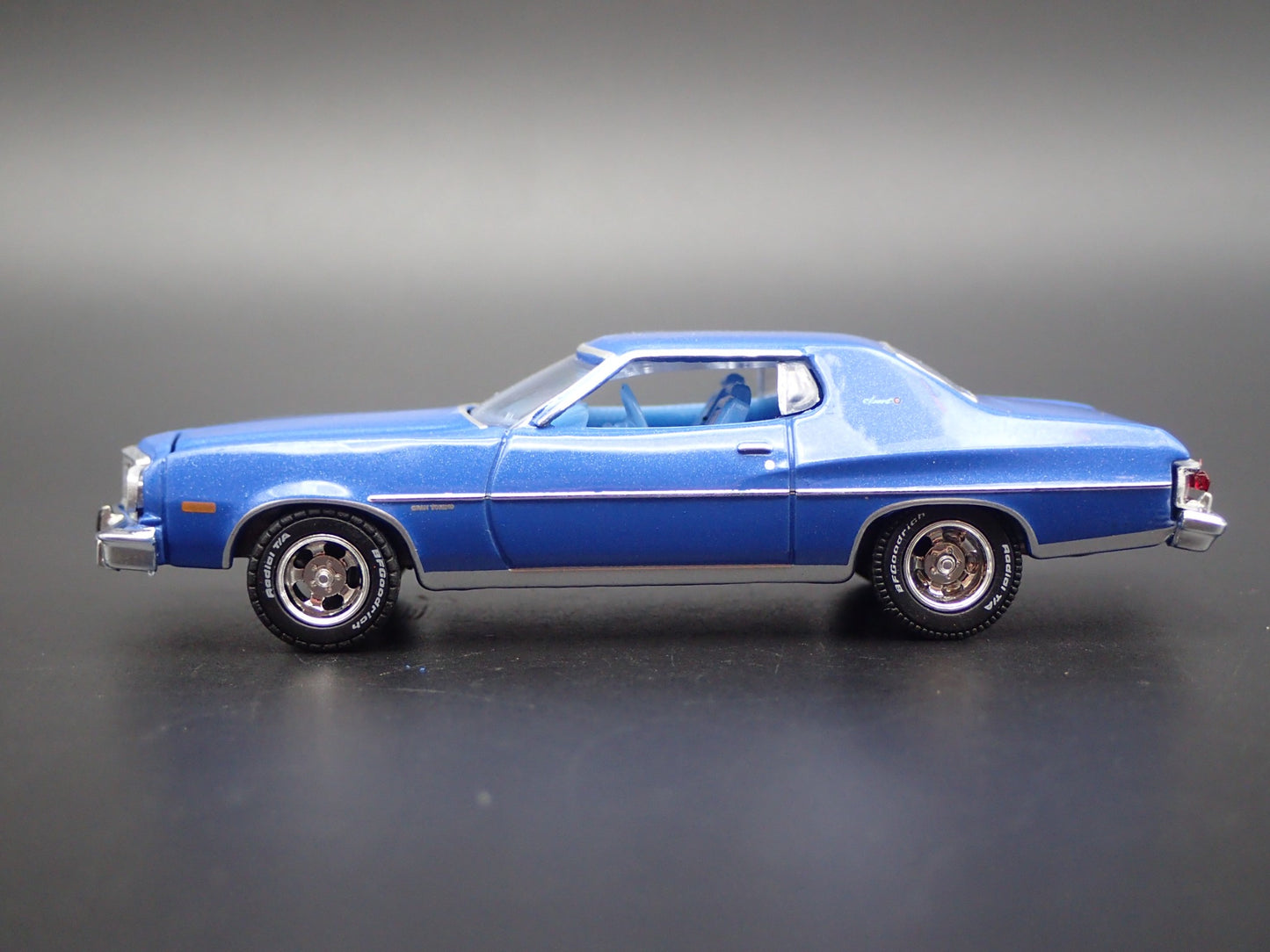 1974 74 FORD GRAN TORINO SPORT 1:64 SCALE COLLECTIBLE DIORAMA DIECAST MODEL CAR