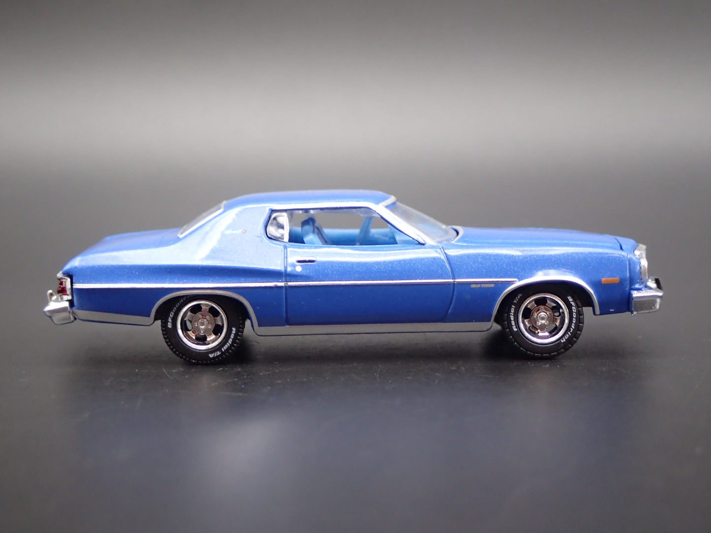 1974 74 FORD GRAN TORINO SPORT 1:64 SCALE COLLECTIBLE DIORAMA DIECAST MODEL CAR