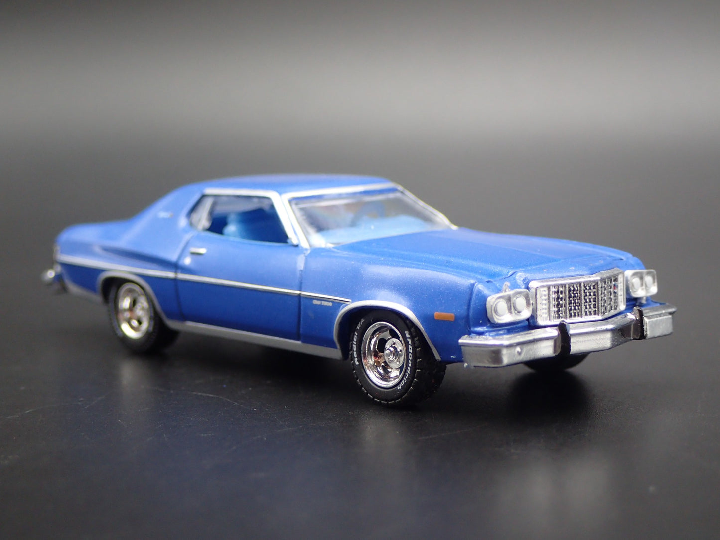 1974 74 FORD GRAN TORINO SPORT 1:64 SCALE COLLECTIBLE DIORAMA DIECAST MODEL CAR