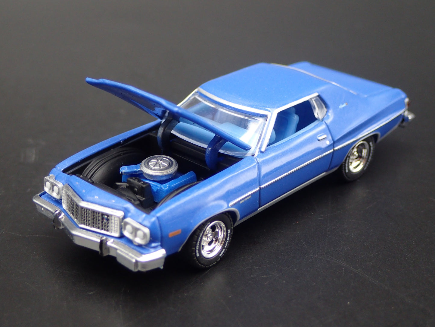 1974 74 FORD GRAN TORINO SPORT 1:64 SCALE COLLECTIBLE DIORAMA DIECAST MODEL CAR