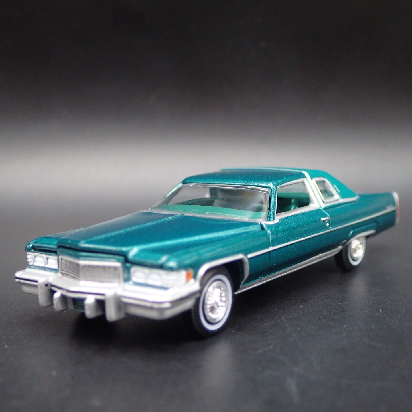 1975 75 CADDY CADILLAC COUPE DEVILLE GREEN 1:64 SCALE DIORAMA DIECAST MODEL CAR