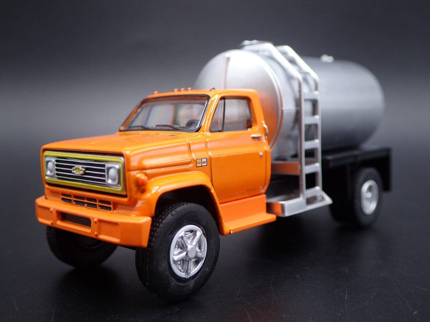 1982 82 CHEVY CHEVROLET C60 FERTILIZER TRUCK ORANGE 1:64 SCALE DIECAST MODEL CAR