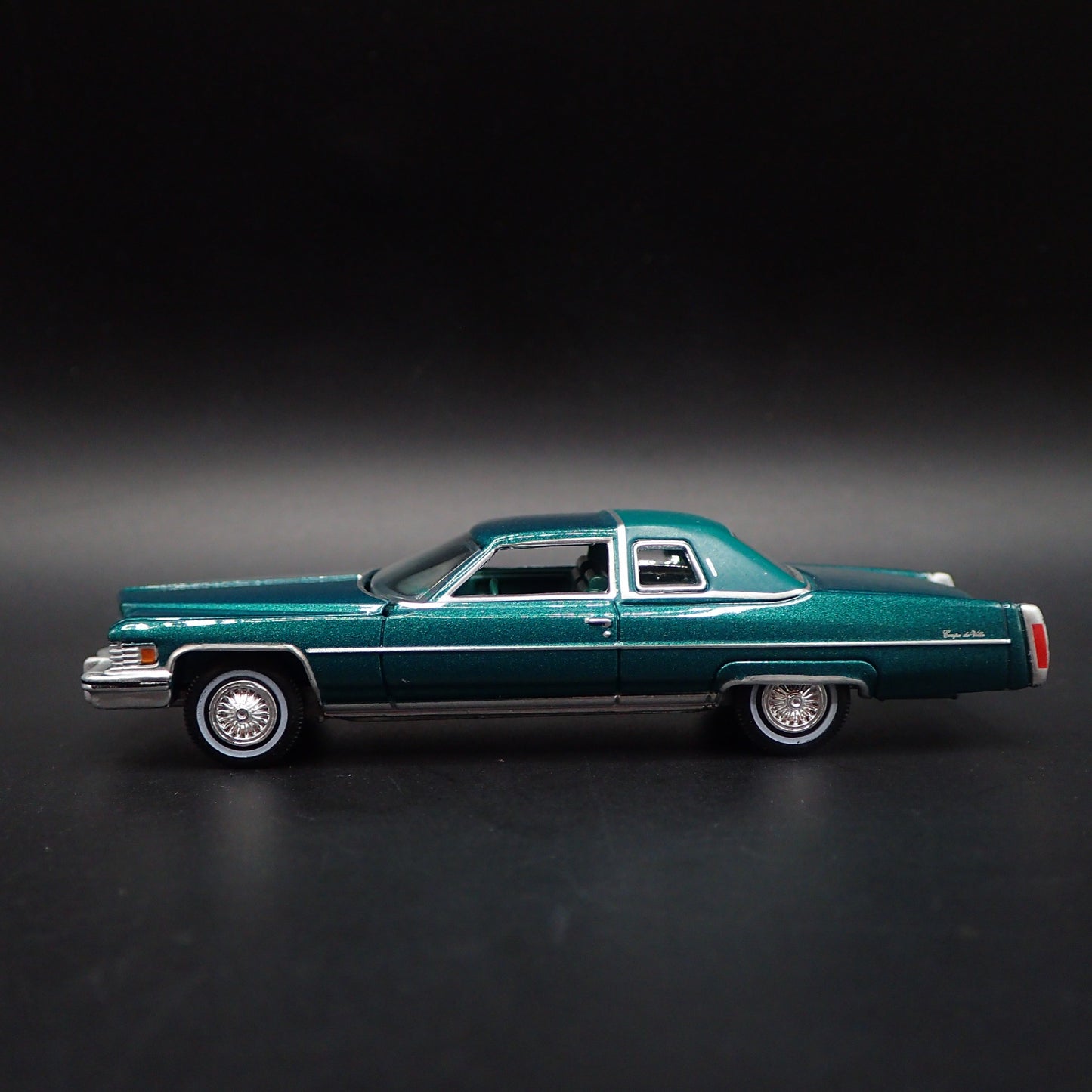 1975 75 CADDY CADILLAC COUPE DEVILLE GREEN 1:64 SCALE DIORAMA DIECAST MODEL CAR