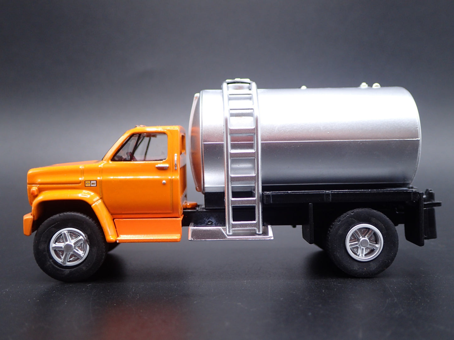 1982 82 CHEVY CHEVROLET C60 FERTILIZER TRUCK ORANGE 1:64 SCALE DIECAST MODEL CAR