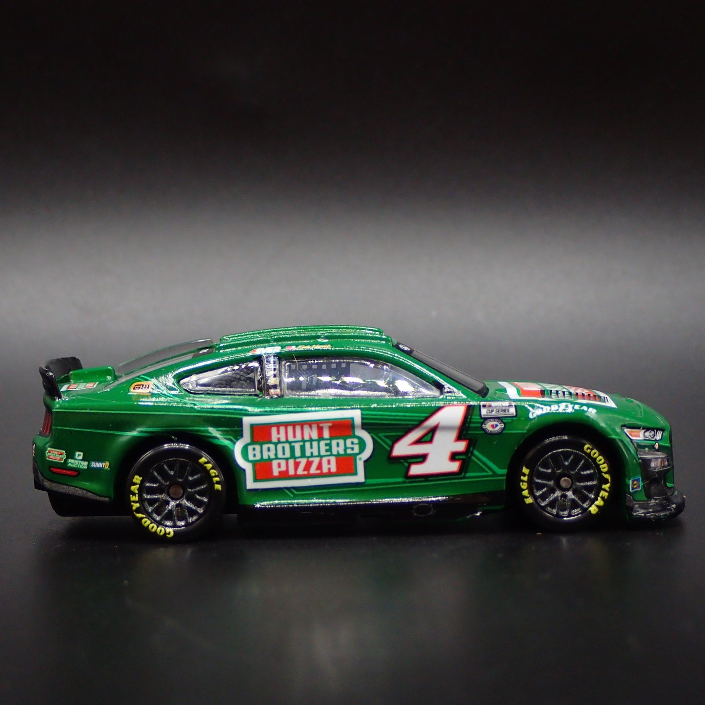 2023 MUSTANG #4 KEVIN HARVICK HUNT BROTHERS PIZZA NASCAR 1:64 DIECAST MODEL CAR