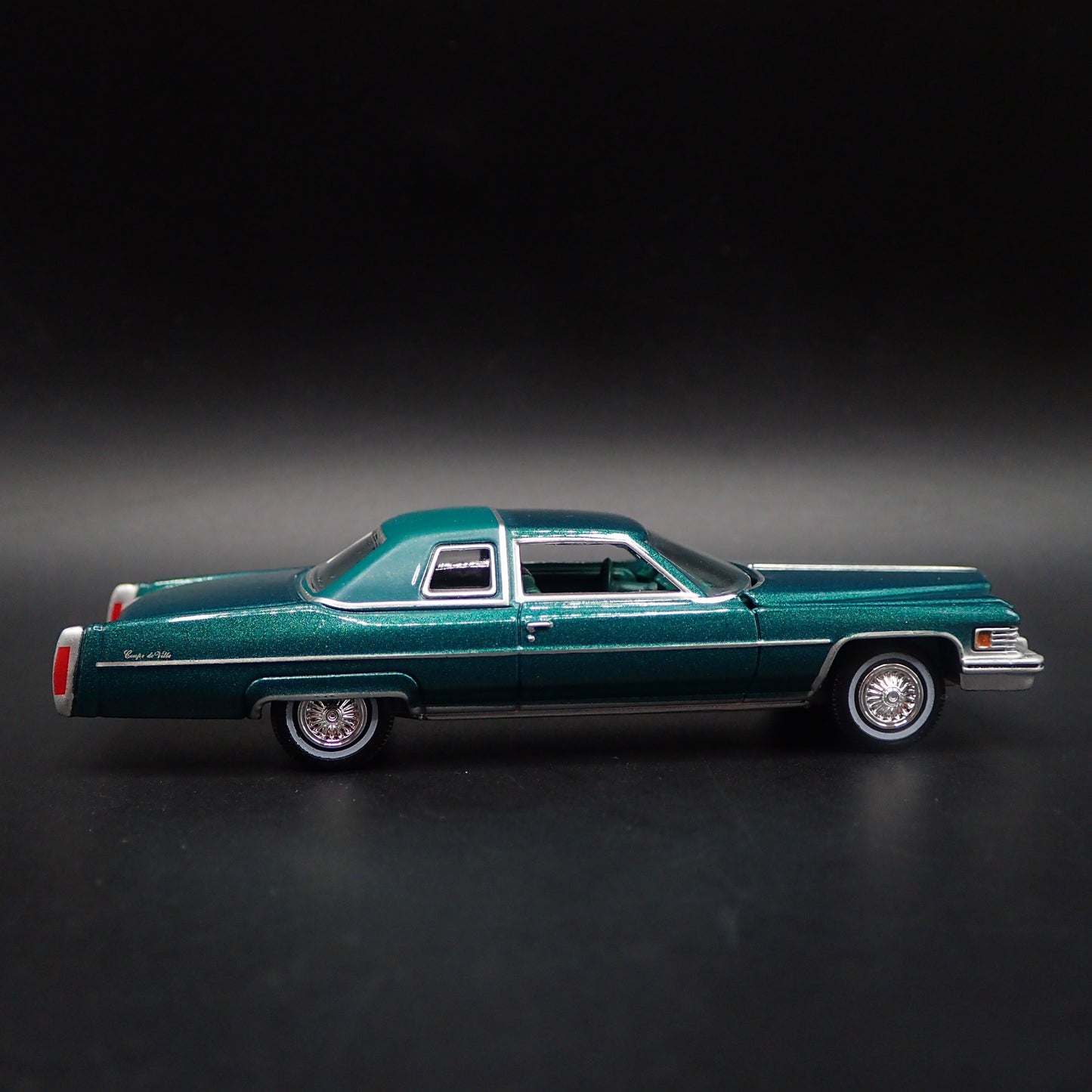 1975 75 CADDY CADILLAC COUPE DEVILLE GREEN 1:64 SCALE DIORAMA DIECAST MODEL CAR