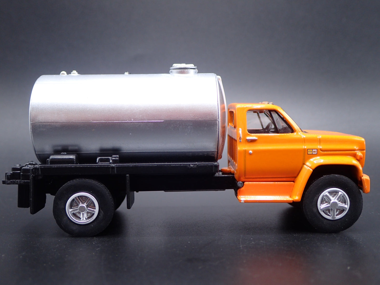 1982 82 CHEVY CHEVROLET C60 FERTILIZER TRUCK ORANGE 1:64 SCALE DIECAST MODEL CAR