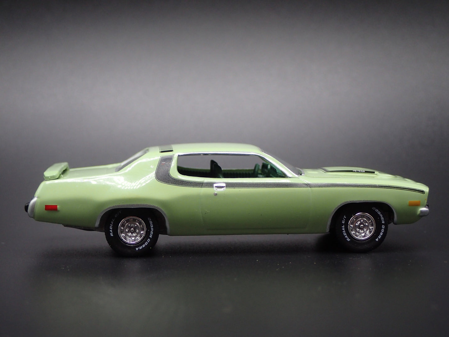 1973 73 PLYMOUTH ROAD RUNNER 1/64 SCALE COLLECTIBLE DIORAMA DIECAST MODEL CAR