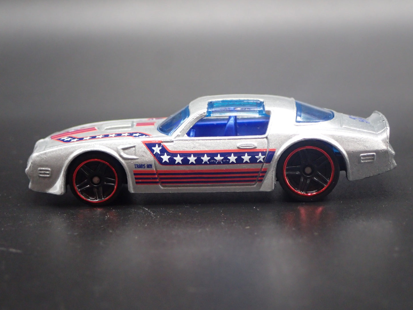 1977 77 PONTIAC FIREBIRD SILVER 1:64 SCALE COLLECTIBLE DIORAMA DIECAST MODEL CAR
