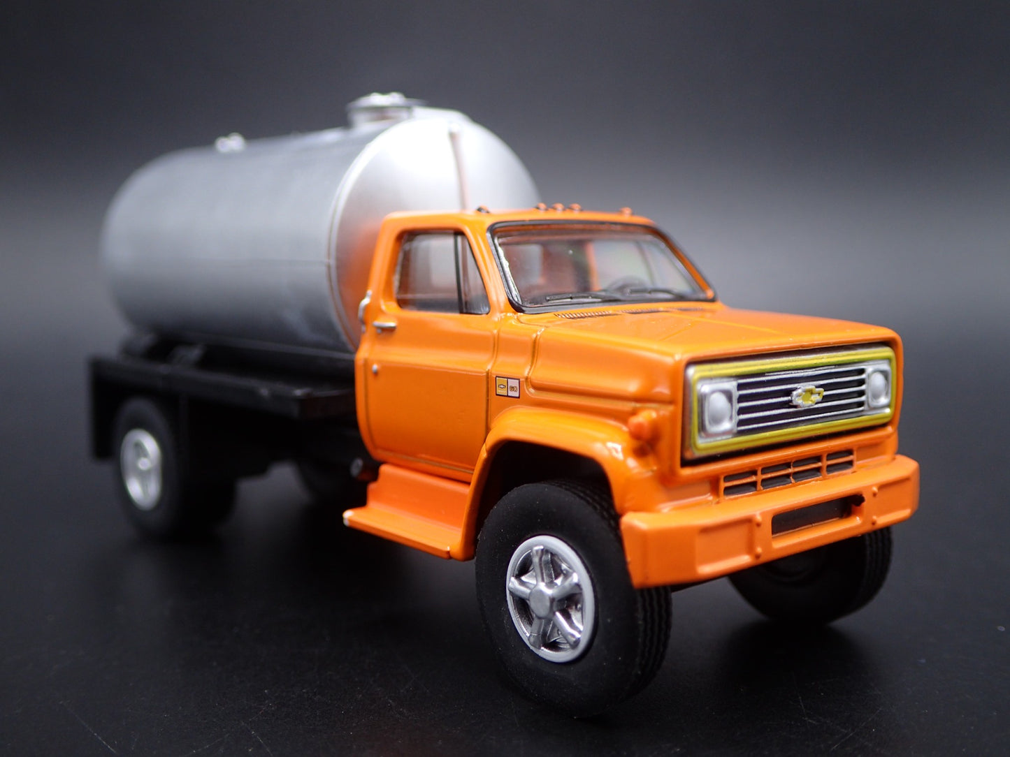 1982 82 CHEVY CHEVROLET C60 FERTILIZER TRUCK ORANGE 1:64 SCALE DIECAST MODEL CAR