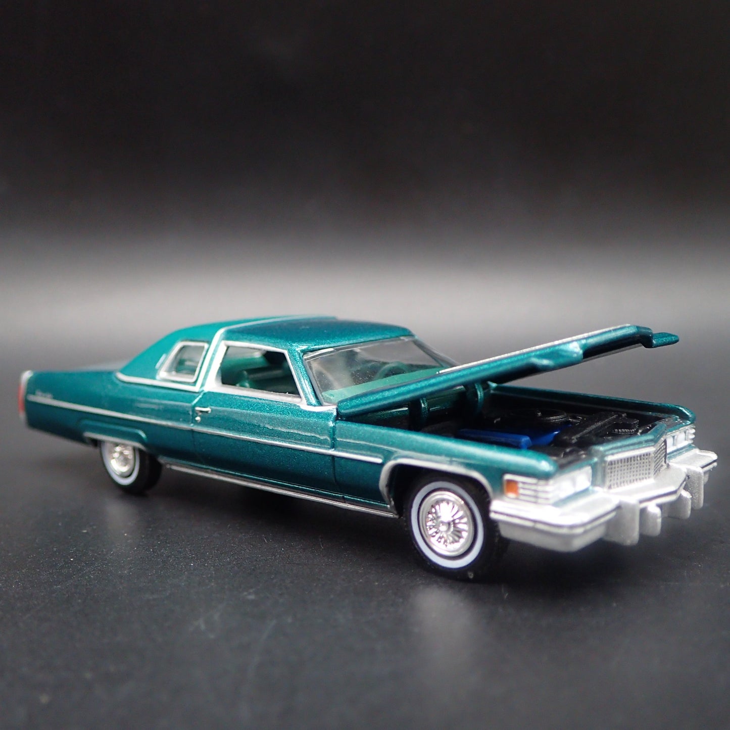 1975 75 CADDY CADILLAC COUPE DEVILLE GREEN 1:64 SCALE DIORAMA DIECAST MODEL CAR