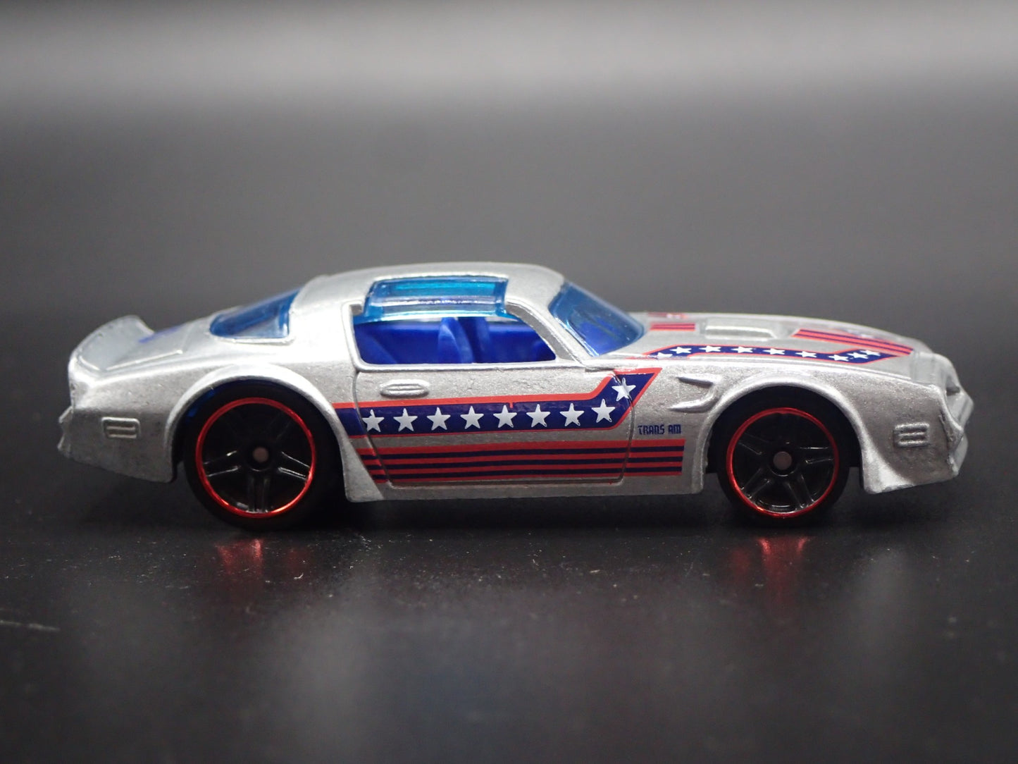 1977 77 PONTIAC FIREBIRD SILVER 1:64 SCALE COLLECTIBLE DIORAMA DIECAST MODEL CAR