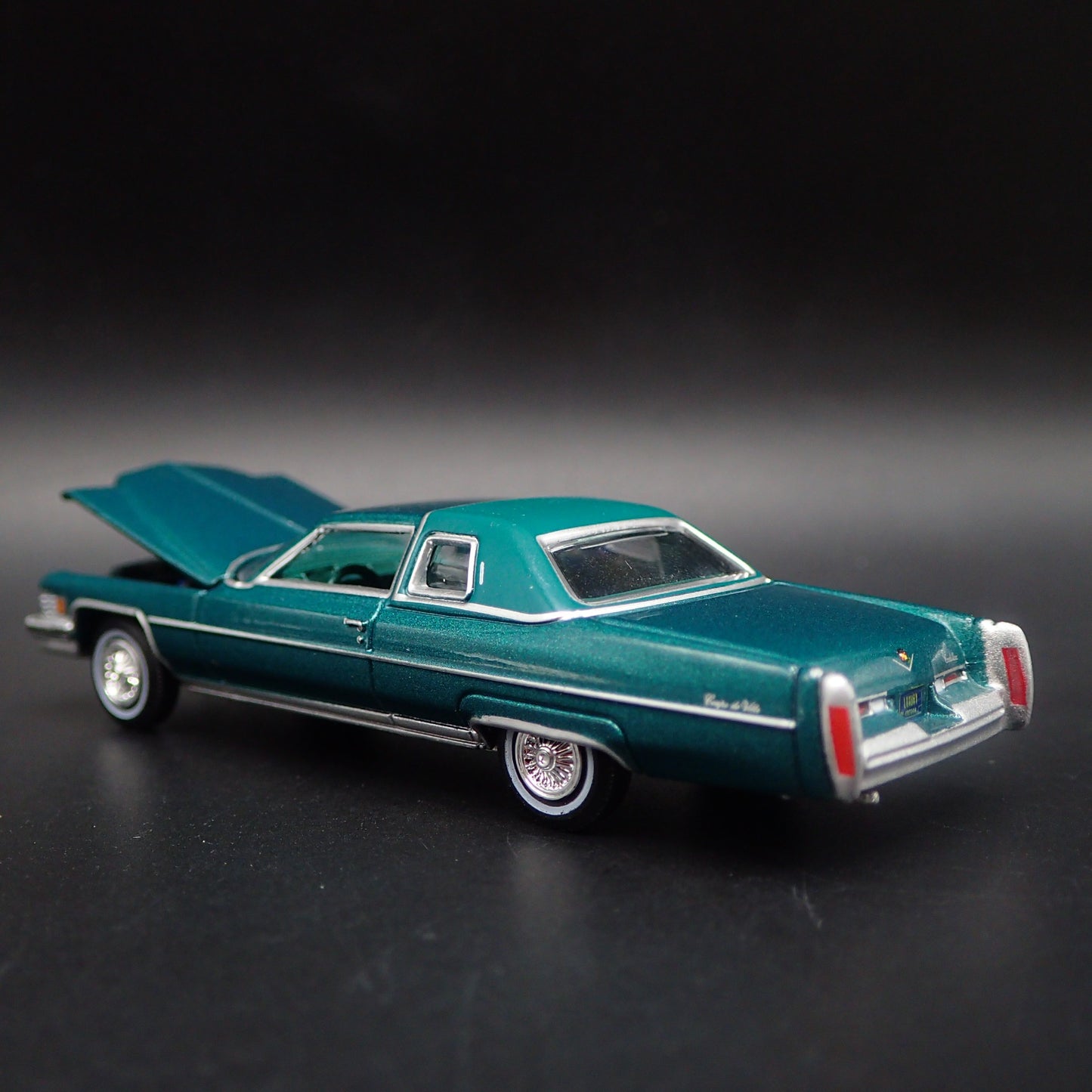 1975 75 CADDY CADILLAC COUPE DEVILLE GREEN 1:64 SCALE DIORAMA DIECAST MODEL CAR