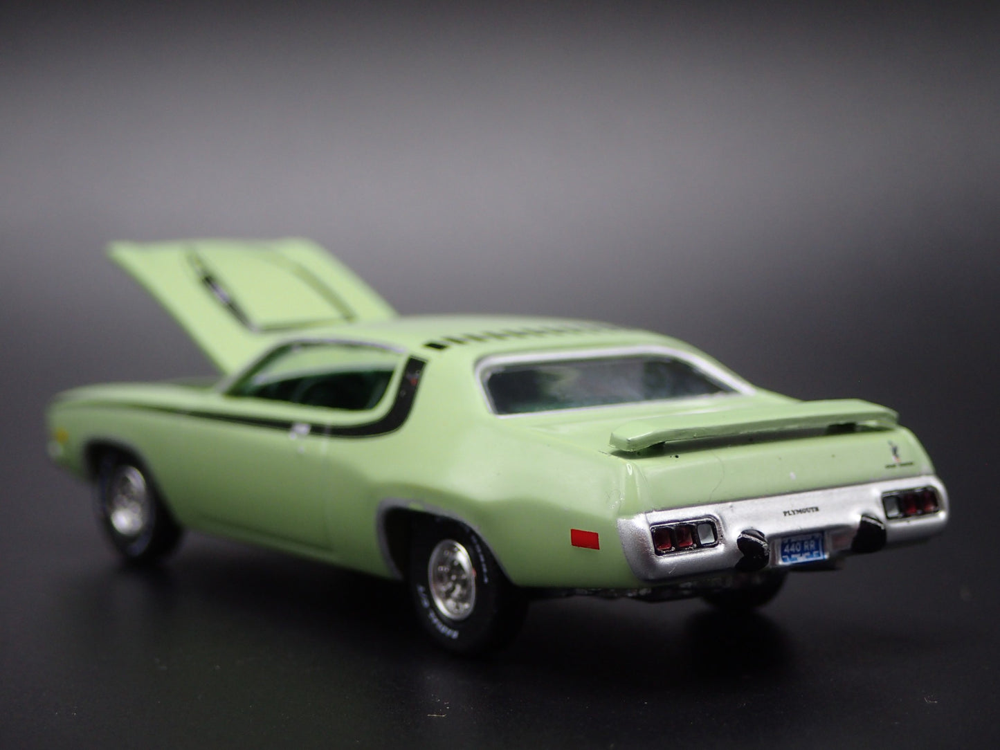 1973 73 PLYMOUTH ROAD RUNNER 1/64 SCALE COLLECTIBLE DIORAMA DIECAST MODEL CAR
