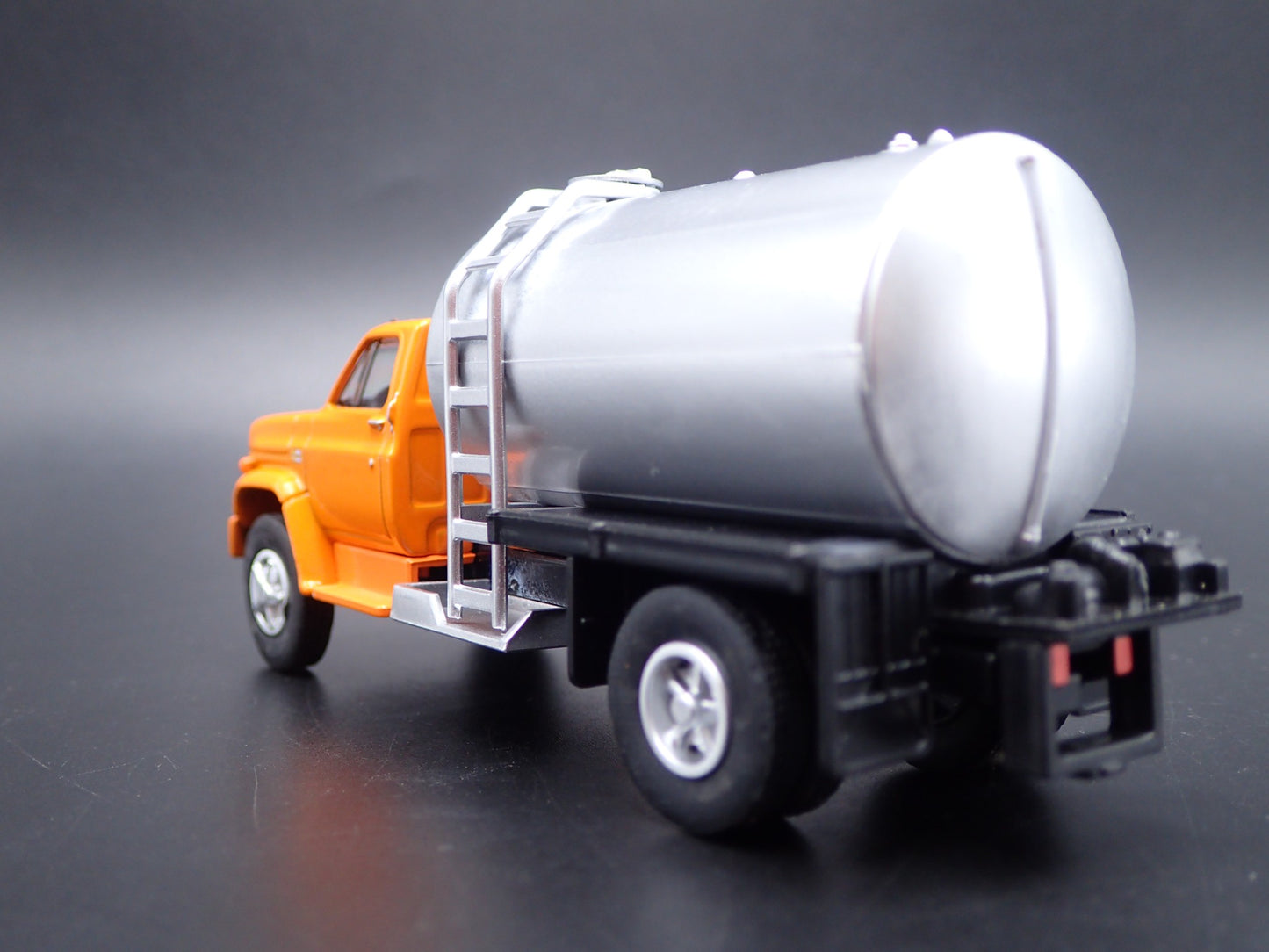 1982 82 CHEVY CHEVROLET C60 FERTILIZER TRUCK ORANGE 1:64 SCALE DIECAST MODEL CAR