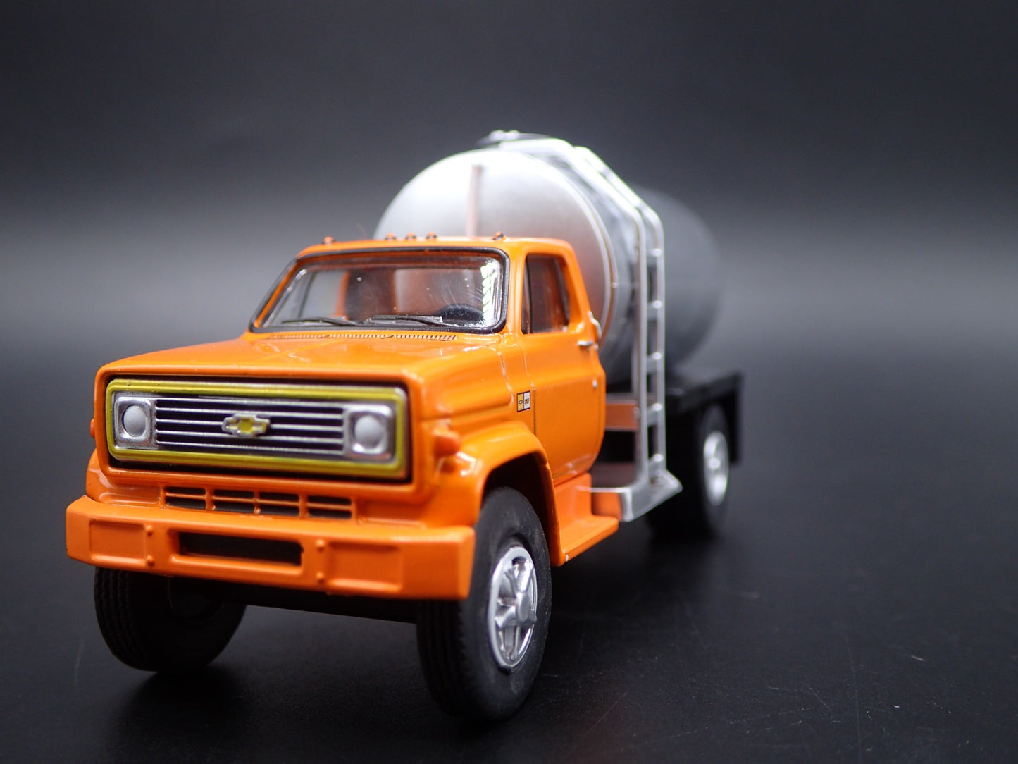 1982 82 CHEVY CHEVROLET C60 FERTILIZER TRUCK ORANGE 1:64 SCALE DIECAST MODEL CAR