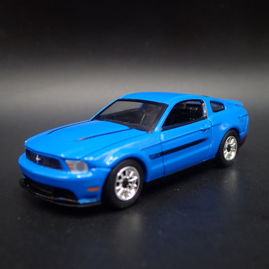 2012 12 FORD MUSTANG GT/CS 1/64 SCALE COLLECTIBLE DIORAMA DIECAST MODEL CAR