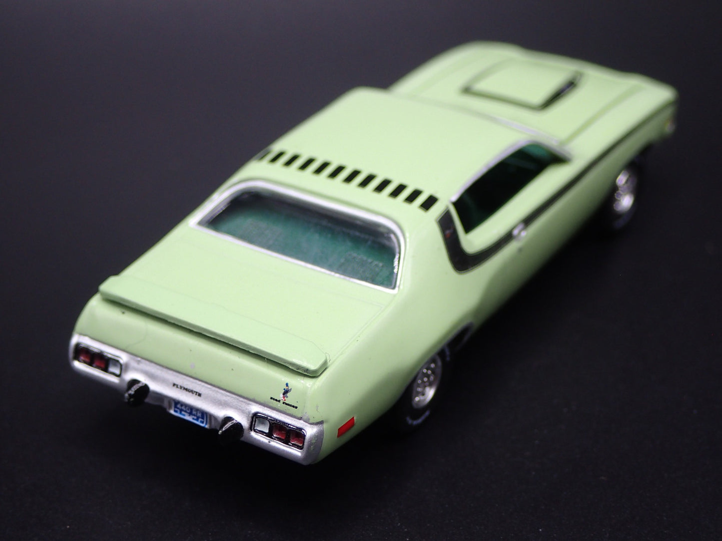 1973 73 PLYMOUTH ROAD RUNNER 1/64 SCALE COLLECTIBLE DIORAMA DIECAST MODEL CAR