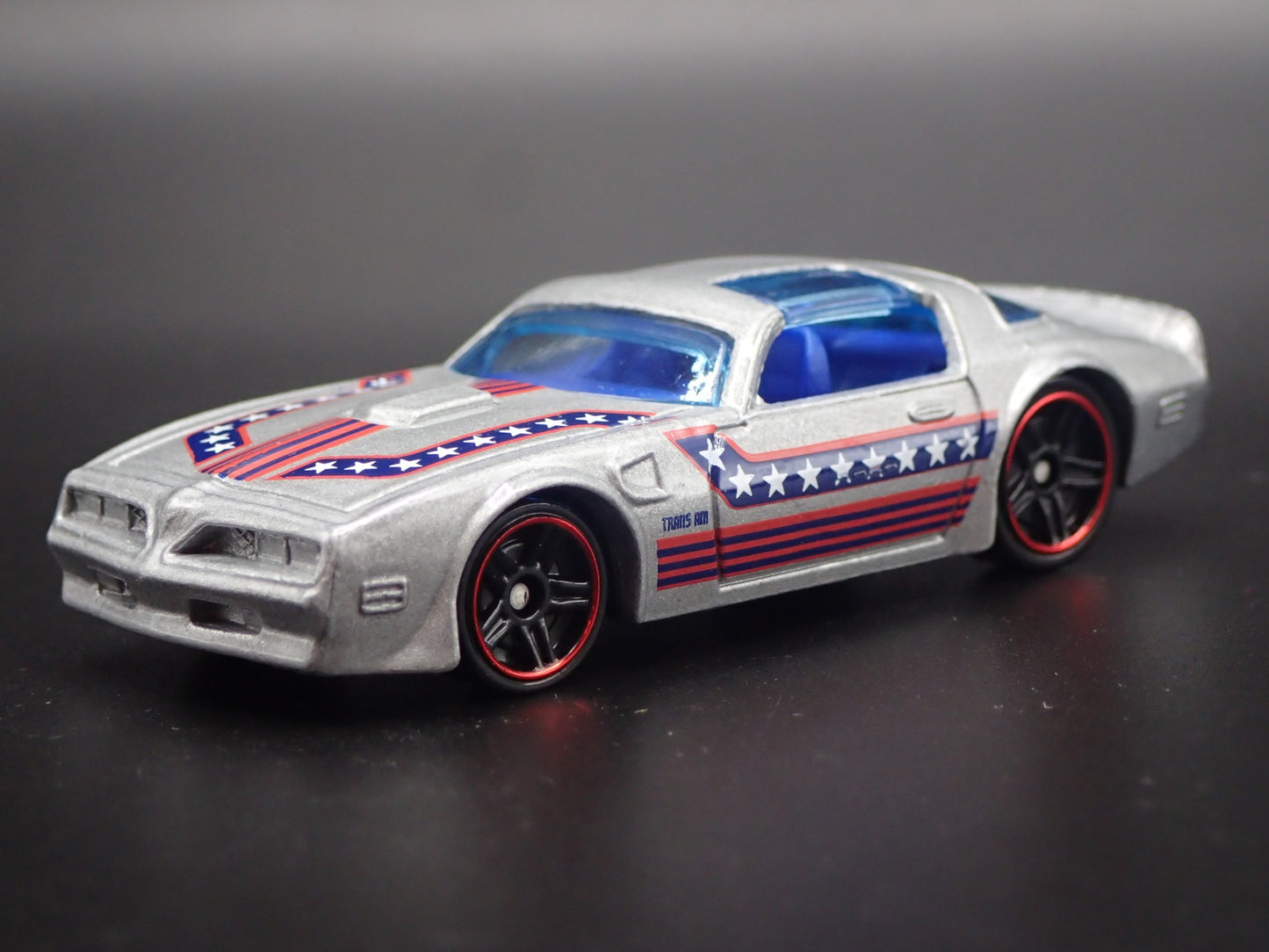 1977 77 PONTIAC FIREBIRD SILVER 1:64 SCALE COLLECTIBLE DIORAMA DIECAST MODEL CAR