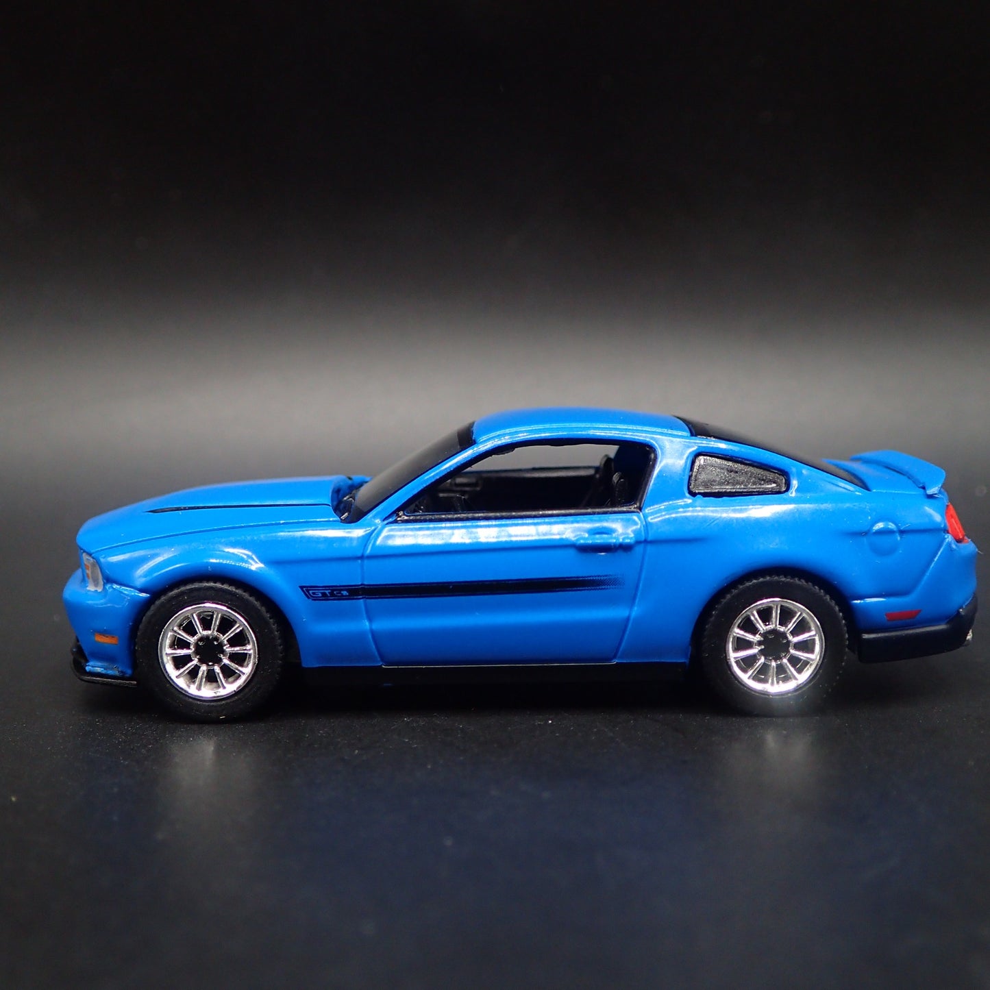 2012 12 FORD MUSTANG GT/CS 1/64 SCALE COLLECTIBLE DIORAMA DIECAST MODEL CAR
