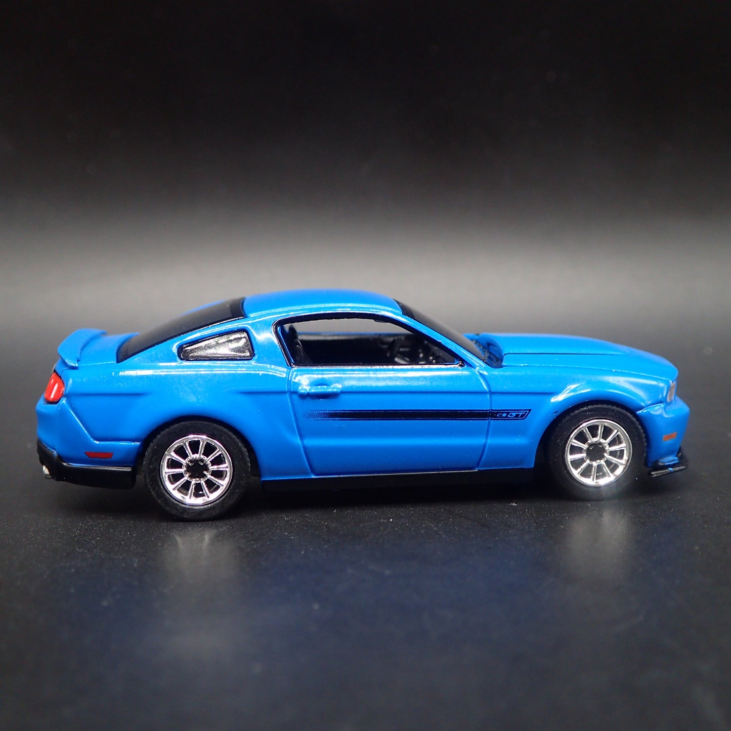 2012 12 FORD MUSTANG GT/CS 1/64 SCALE COLLECTIBLE DIORAMA DIECAST MODEL CAR