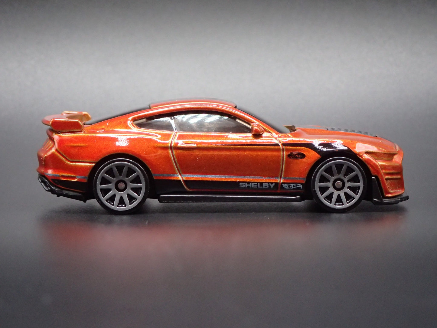 2020-2023 FORD MUSTANG SHELBY GT500 ORANGE 1:64 SCALE DIORAMA DIECAST MODEL CAR