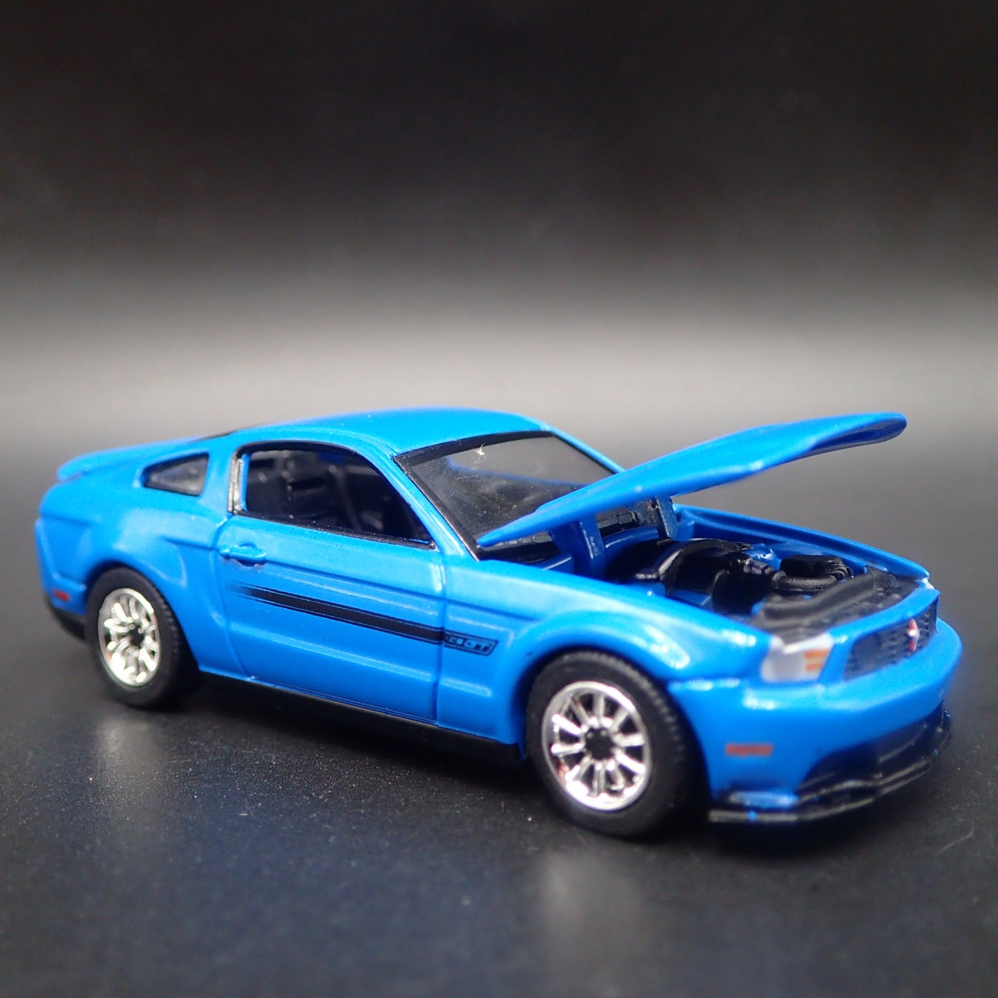 2012 12 FORD MUSTANG GT/CS 1/64 SCALE COLLECTIBLE DIORAMA DIECAST MODEL CAR
