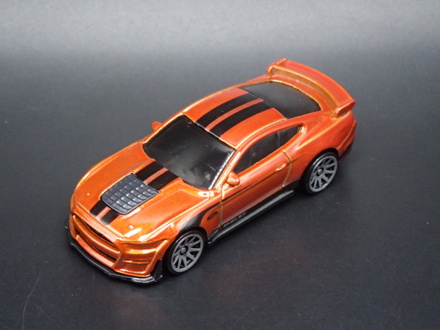 2020-2023 FORD MUSTANG SHELBY GT500 ORANGE 1:64 SCALE DIORAMA DIECAST MODEL CAR