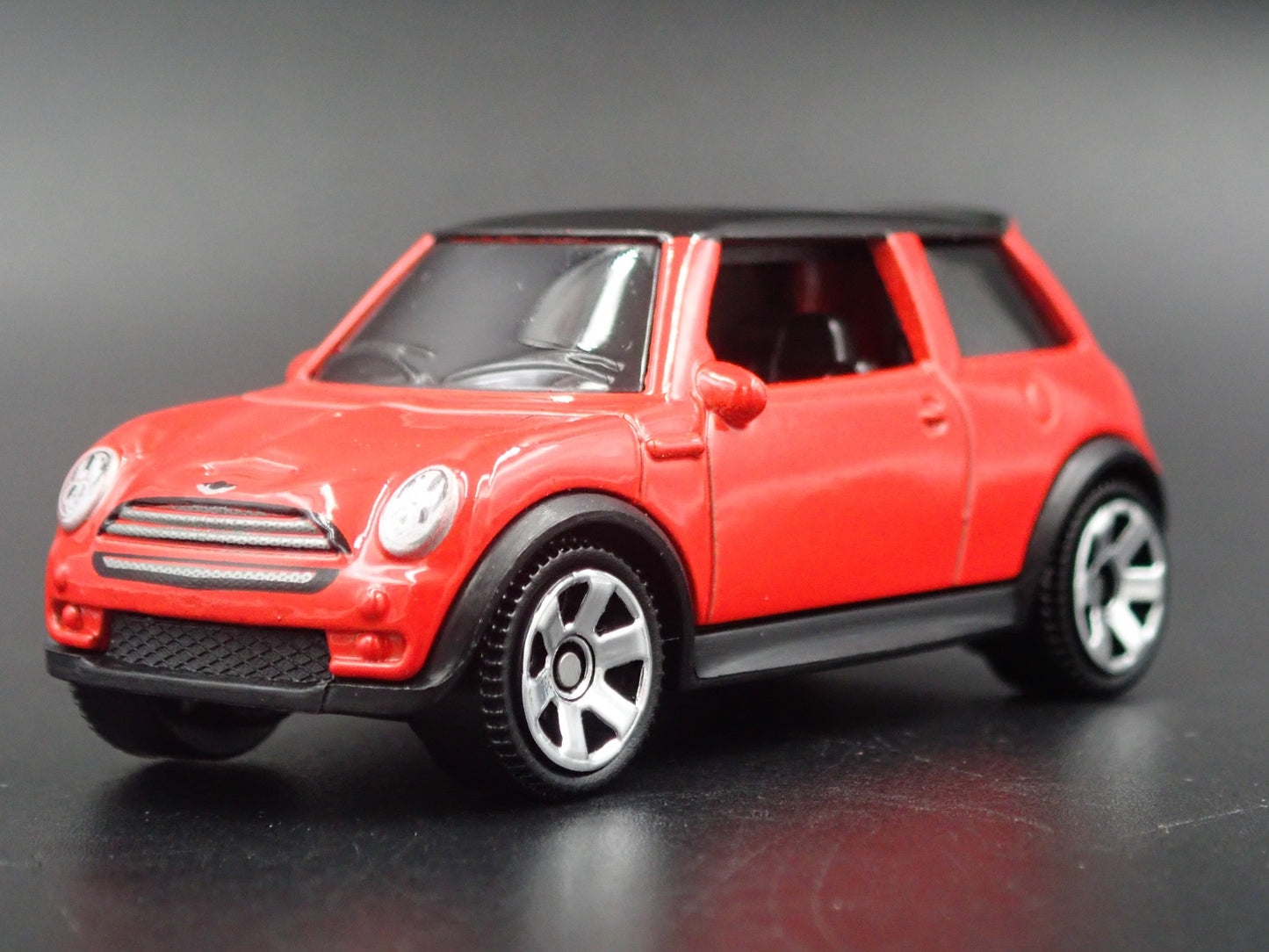 2001 - 2006 MINI COOPER S RED 1:64 SCALE COLLECTIBLE DIORAMA DIECAST MODEL CAR
