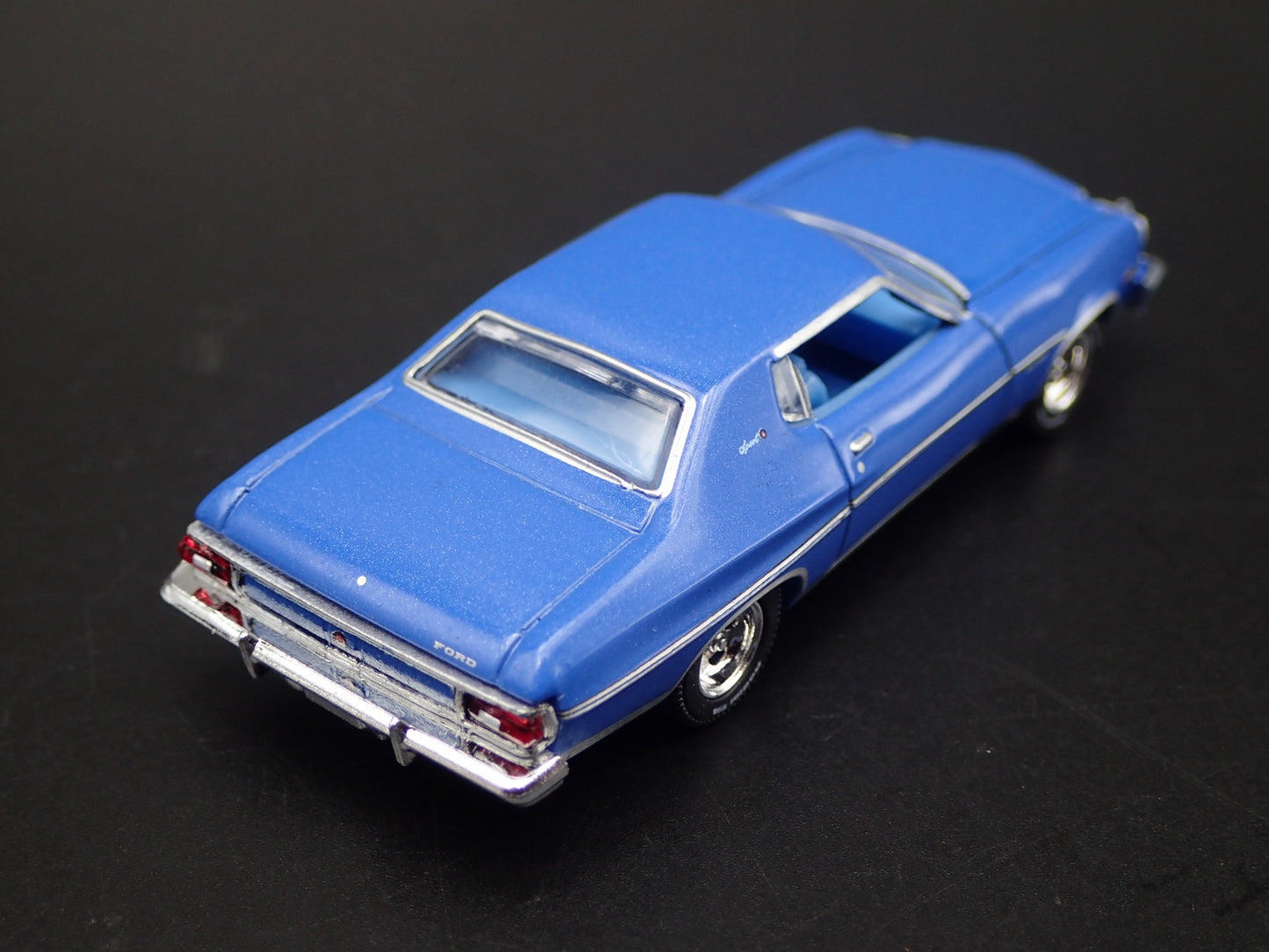1974 74 FORD GRAN TORINO SPORT 1:64 SCALE COLLECTIBLE DIORAMA DIECAST MODEL CAR