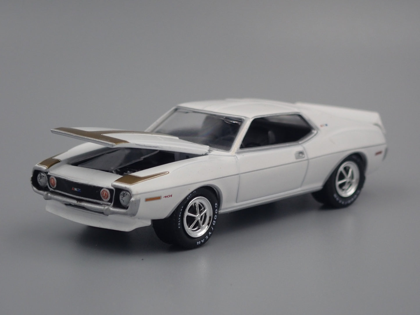 1971 AMC JAVELIN AMX WHITE 1:64 SCALE COLLECTIBLE DIORAMA DIECAST MODEL CAR