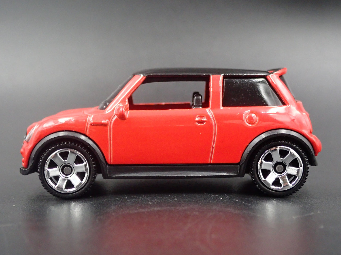 2001 - 2006 MINI COOPER S RED 1:64 SCALE COLLECTIBLE DIORAMA DIECAST MODEL CAR