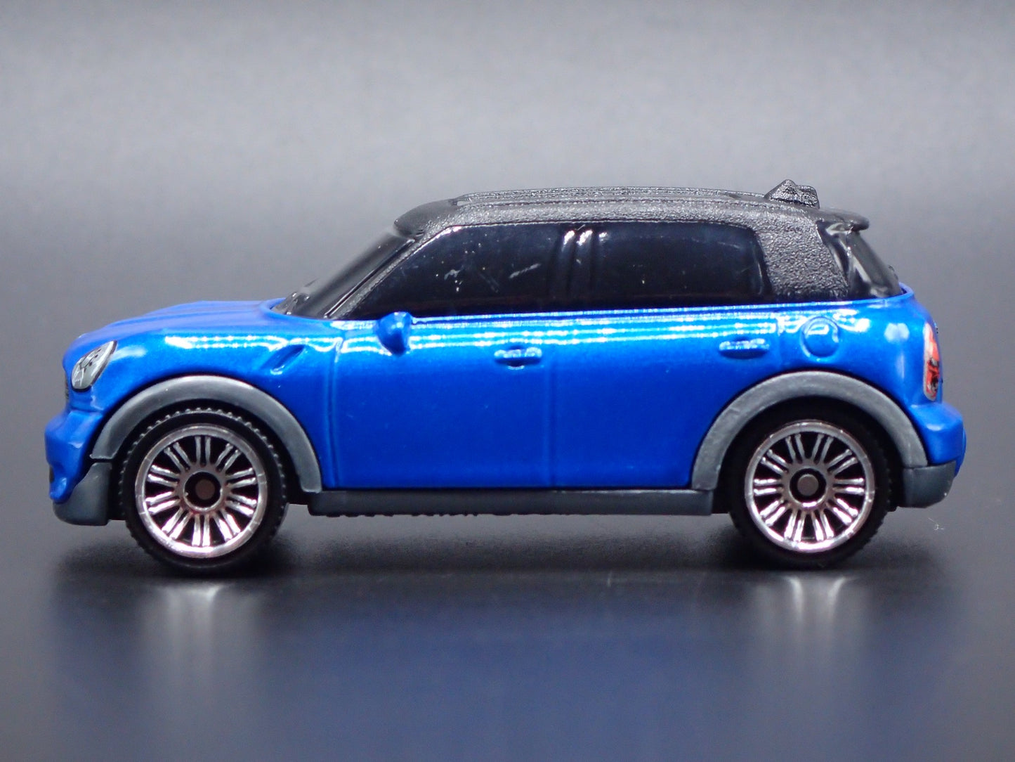 2010 - 2016 MINI COOPER COUNTRYMAN BLUE 1:64 SCALE DIORAMA DIECAST MODEL CAR