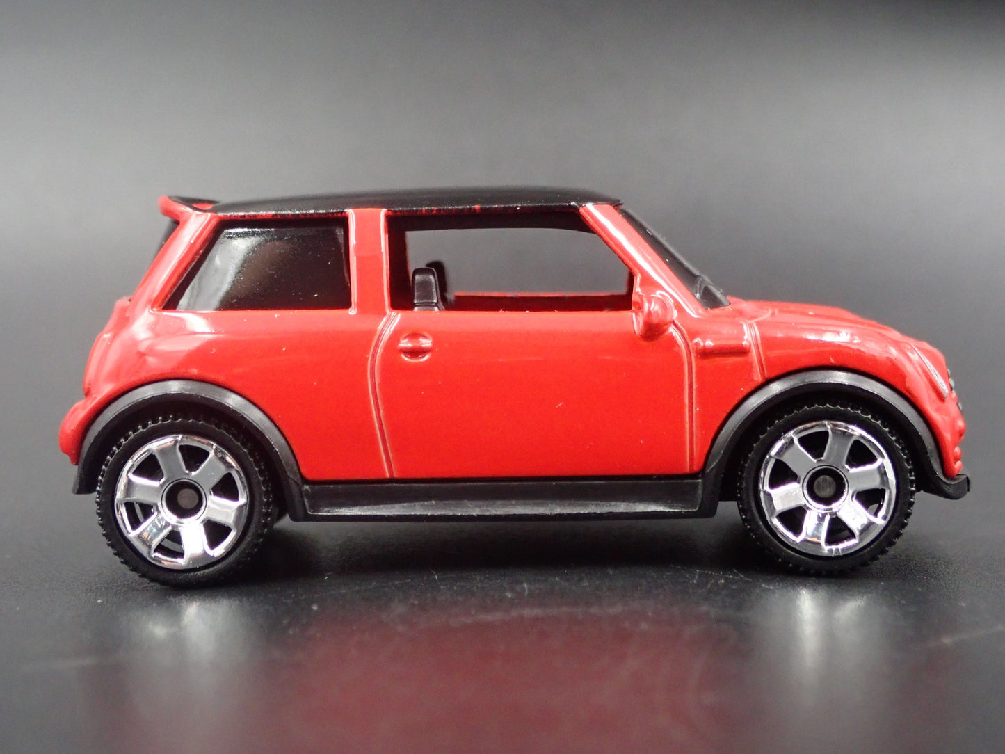 2001 - 2006 MINI COOPER S RED 1:64 SCALE COLLECTIBLE DIORAMA DIECAST MODEL CAR