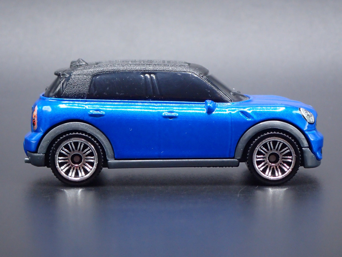 2010 - 2016 MINI COOPER COUNTRYMAN BLUE 1:64 SCALE DIORAMA DIECAST MODEL CAR