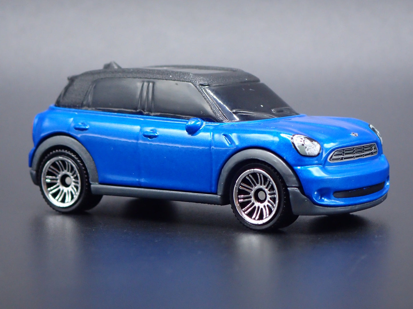 2010 - 2016 MINI COOPER COUNTRYMAN BLUE 1:64 SCALE DIORAMA DIECAST MODEL CAR
