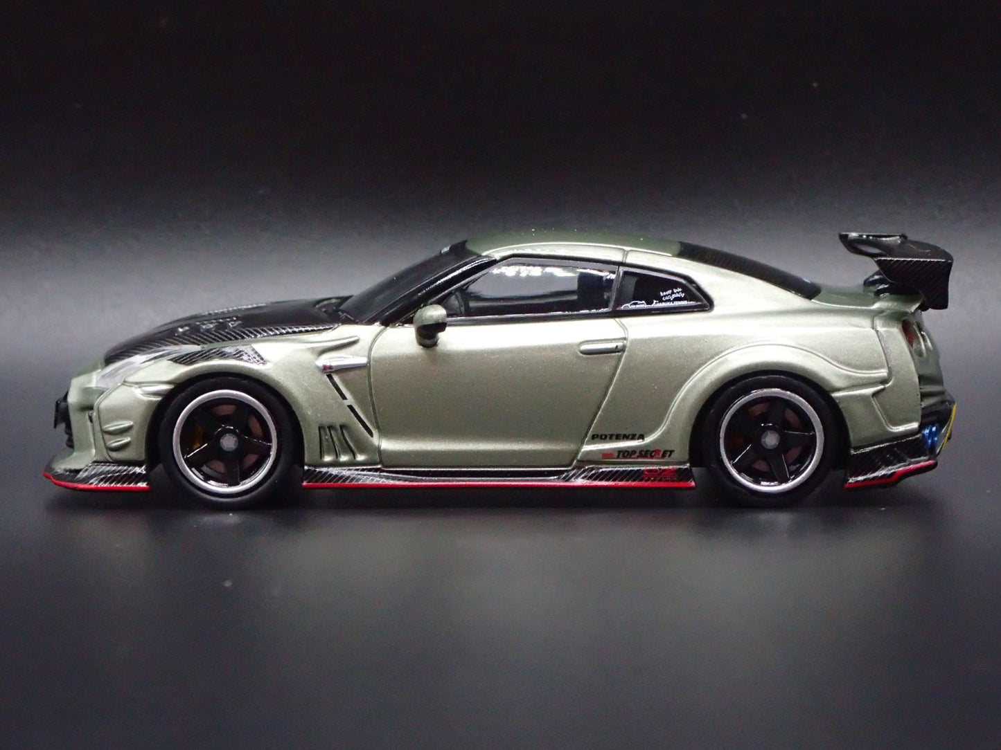 NISSAN GT-R GTR R35 TOP SECRET 1:64 SCALE COLECTIBLE DIORAMA DIECAST MODEL CAR