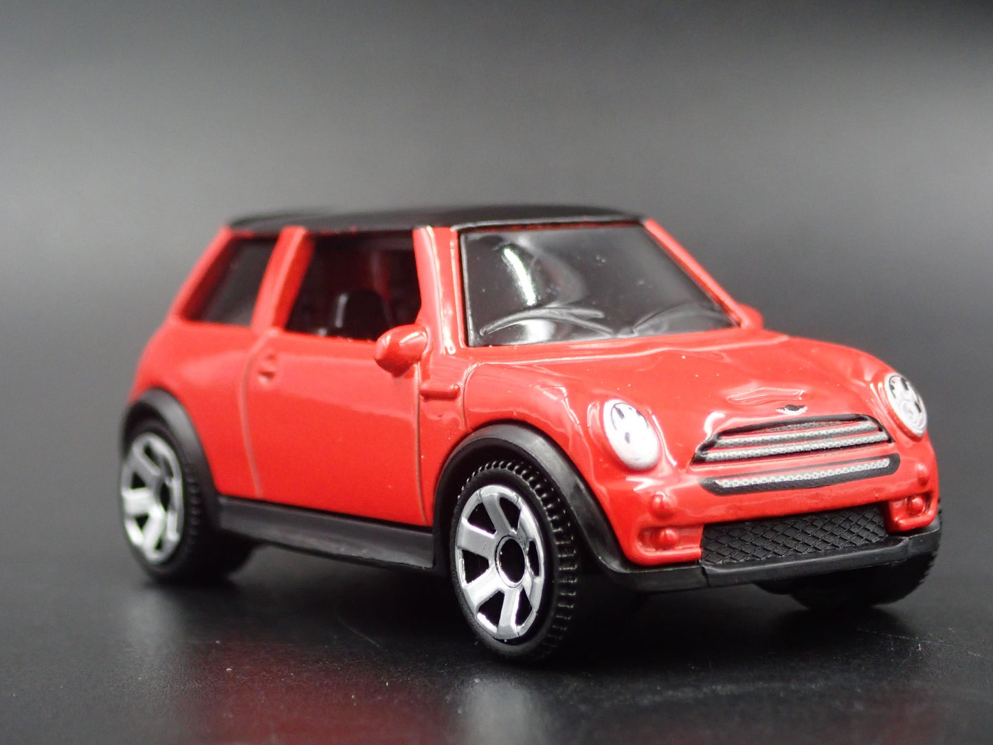 2001 - 2006 MINI COOPER S RED 1:64 SCALE COLLECTIBLE DIORAMA DIECAST MODEL CAR
