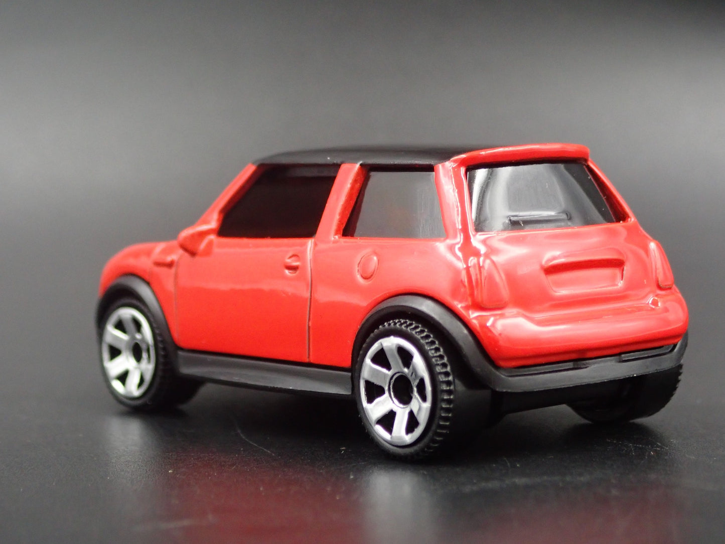 2001 - 2006 MINI COOPER S RED 1:64 SCALE COLLECTIBLE DIORAMA DIECAST MODEL CAR