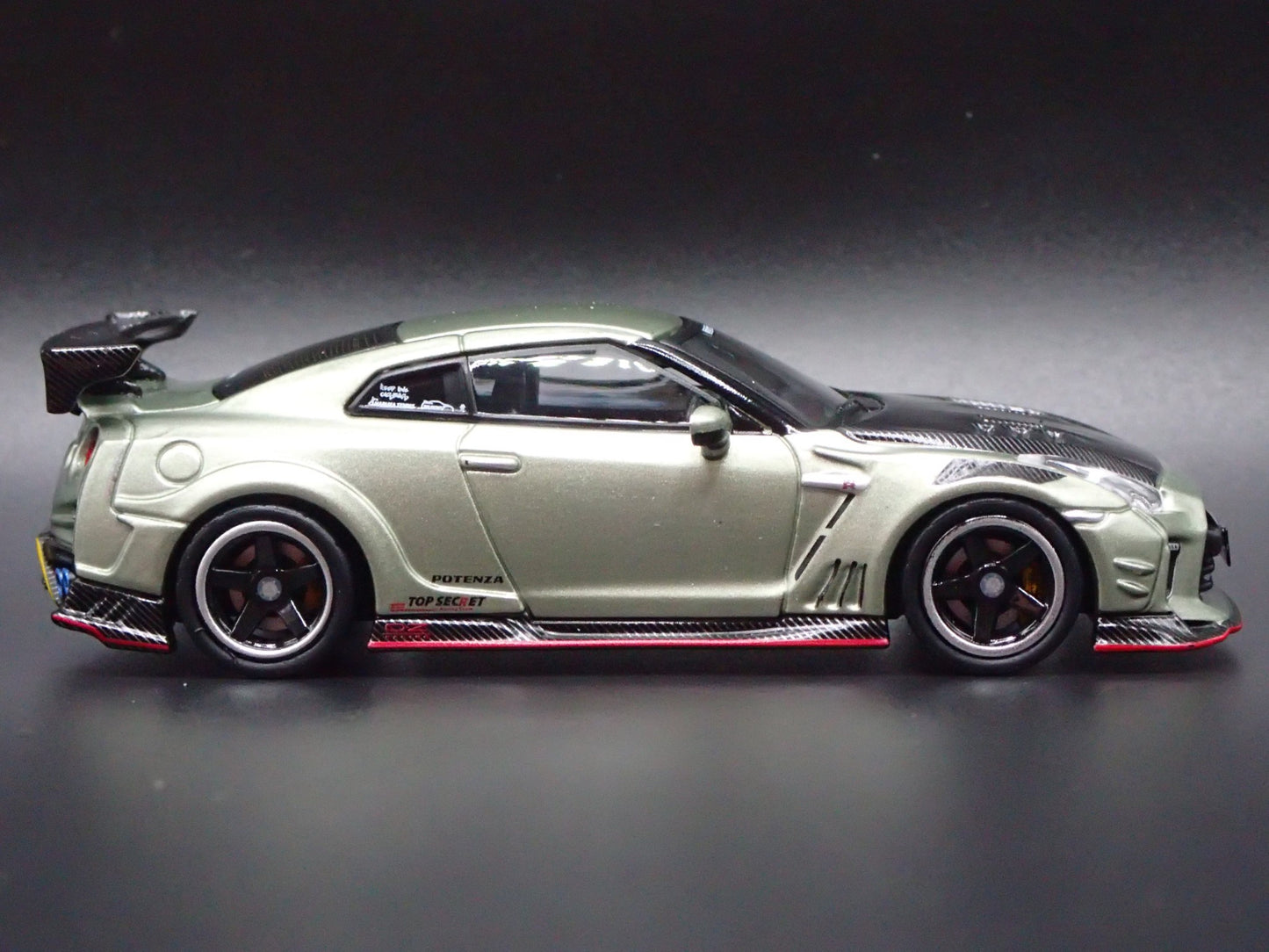 NISSAN GT-R GTR R35 TOP SECRET 1:64 SCALE COLECTIBLE DIORAMA DIECAST MODEL CAR