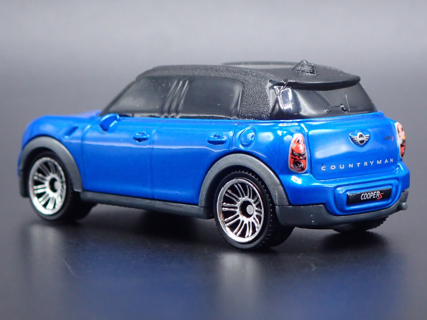 2010 - 2016 MINI COOPER COUNTRYMAN BLUE 1:64 SCALE DIORAMA DIECAST MODEL CAR