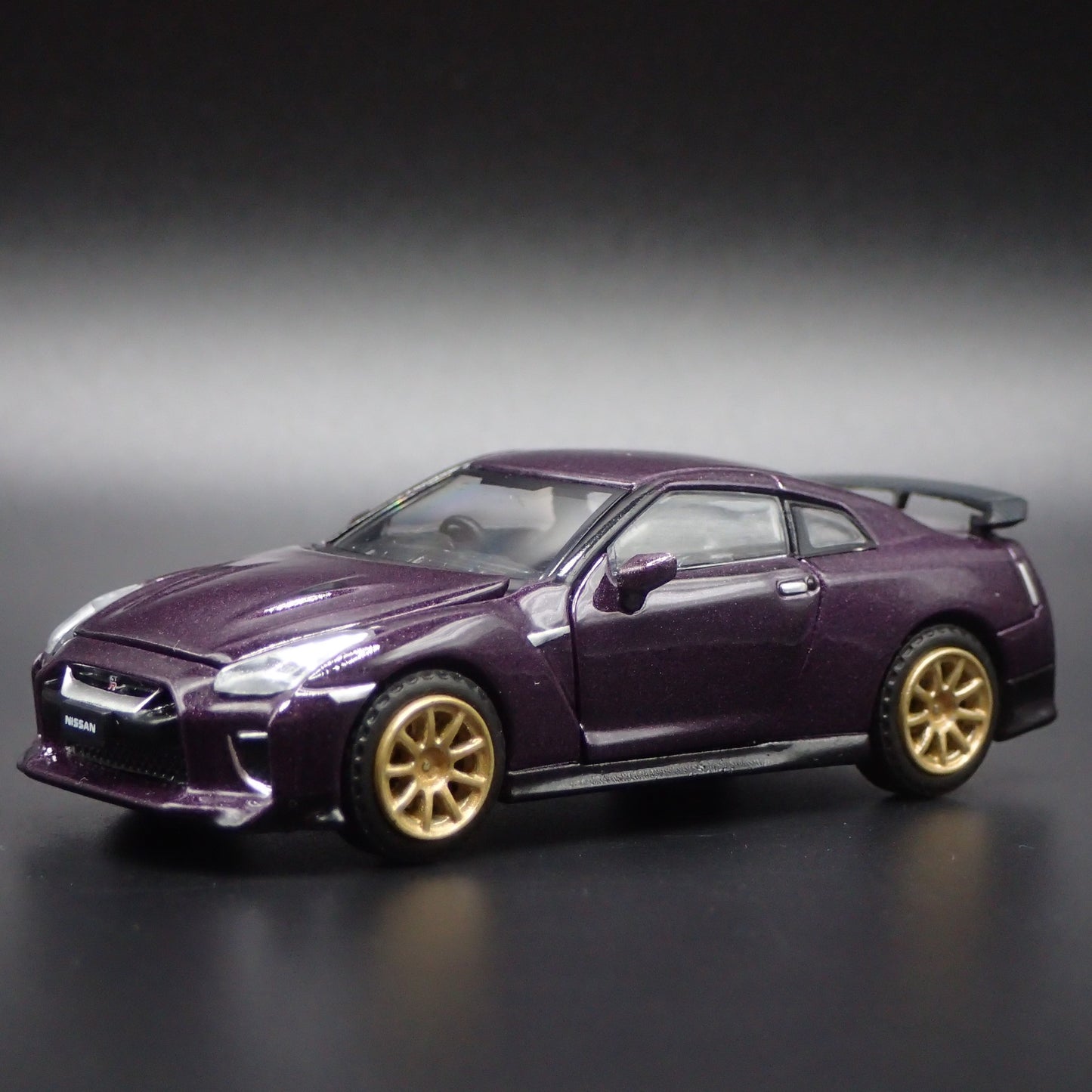 2022 22 NISSAN GTR R35 T-SPEC 1:64 SCALE COLLECTIBLE DIORAMA DIECAST MODEL CAR