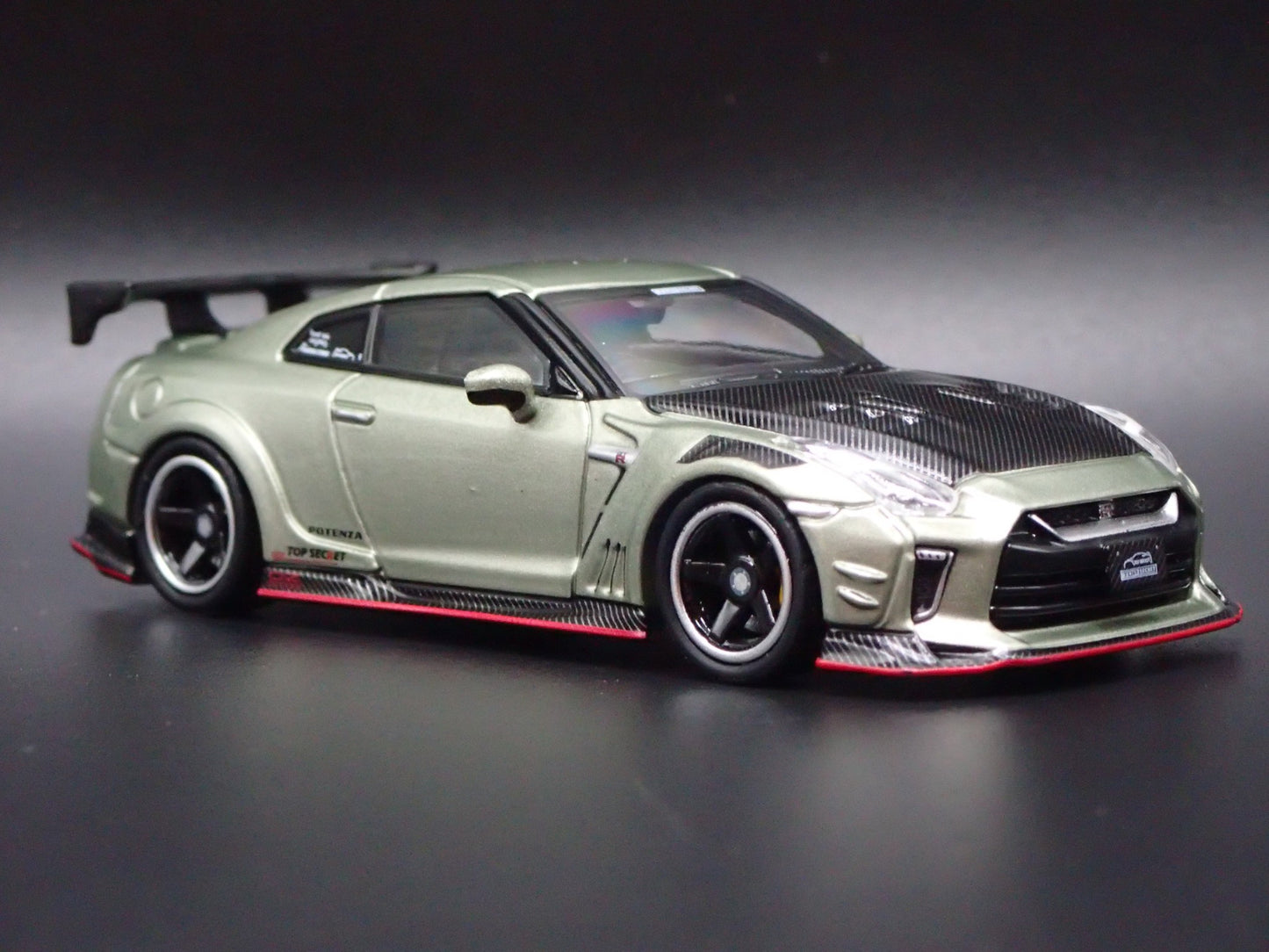 NISSAN GT-R GTR R35 TOP SECRET 1:64 SCALE COLECTIBLE DIORAMA DIECAST MODEL CAR
