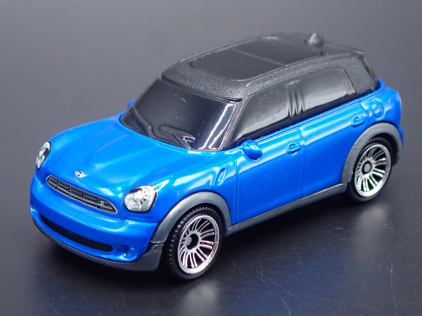 2010 - 2016 MINI COOPER COUNTRYMAN BLUE 1:64 SCALE DIORAMA DIECAST MODEL CAR