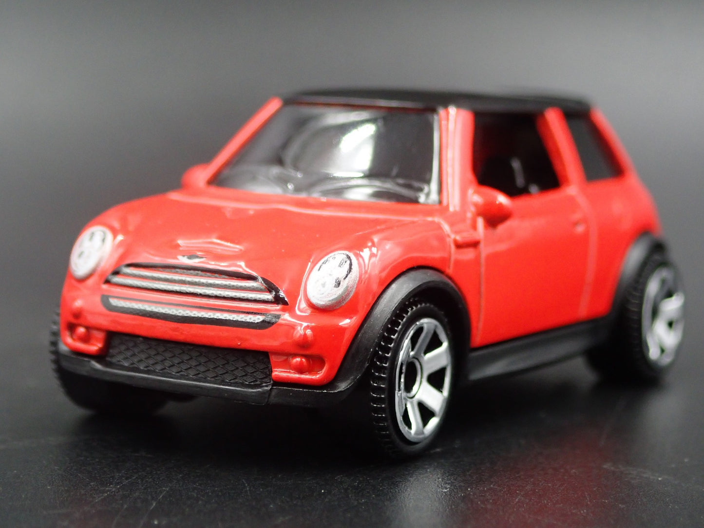 2001 - 2006 MINI COOPER S RED 1:64 SCALE COLLECTIBLE DIORAMA DIECAST MODEL CAR