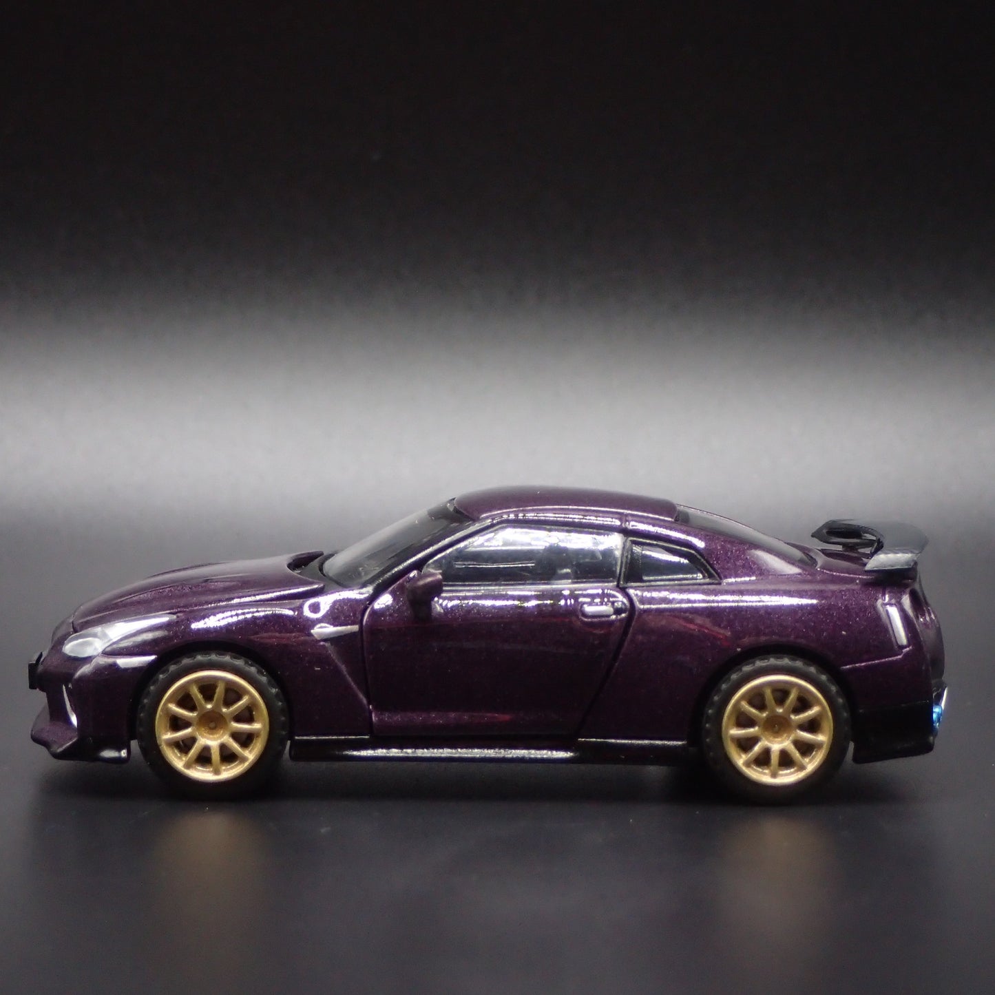 2022 22 NISSAN GTR R35 T-SPEC 1:64 SCALE COLLECTIBLE DIORAMA DIECAST MODEL CAR